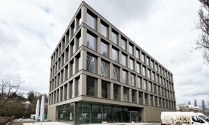 Das Foto zeigt eine Außenansicht des Voith Verwaltungsgebäudes in Ravensburg