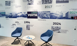 Das Foto zeigt die History-Wall im Voith Verwaltungsgebäude in Ravensburg