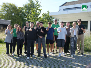 Zu sehen ist ein Gruppenfoto. Abgebildet sind die 6 Schmid-Auszubildenden, die am 01.09.2026 ihre Ausbildung bei SCHMID antreten. Außerdem mit auf dem Foto: die Ausbildungsbetreuer und Herr Fridolin Schmid, Geschäftsführer der MATTHÄUS SCHMID Gruppe