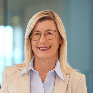 Das Foto zeigt die Mitarbeiterin Susanne Schlecker